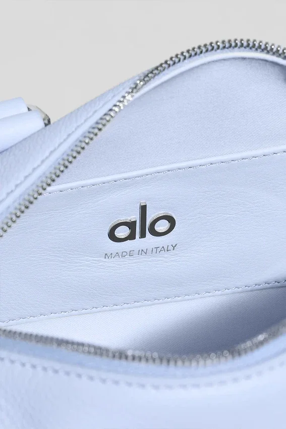 Alo Mini Voyage – jasnoniebieska skóra w stylu Prowansji