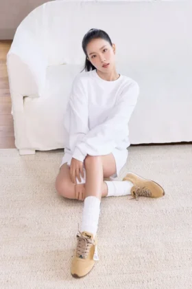Alo Sunset Sneakersy + Jisoo – Caramel Cream
