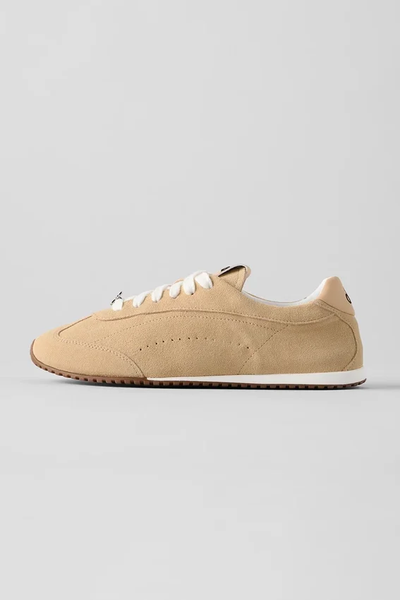 Alo Sunset Sneakersy + Jisoo – Caramel Cream