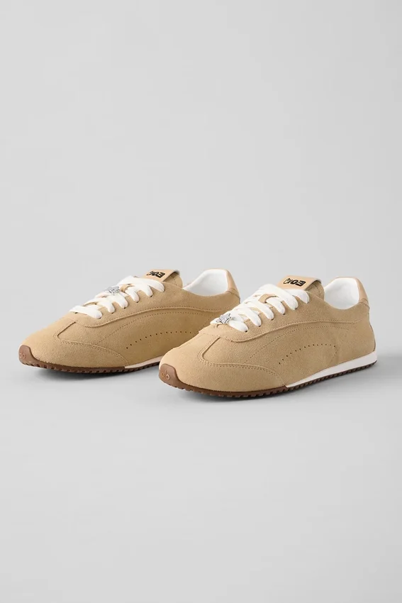 Alo Sunset Sneakersy + Jisoo – Caramel Cream
