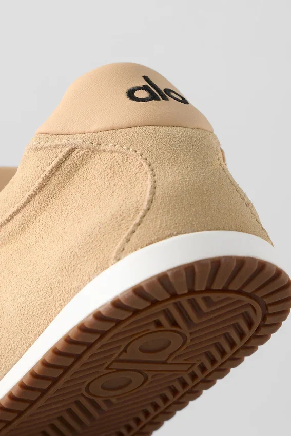 Alo Sunset Sneakersy + Jisoo – Caramel Cream
