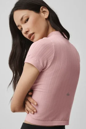 Bezszwowa bluzka w stylu szortów z krótkim rękawem i stójką z dzianiny typu pointelle – Vintage Pink