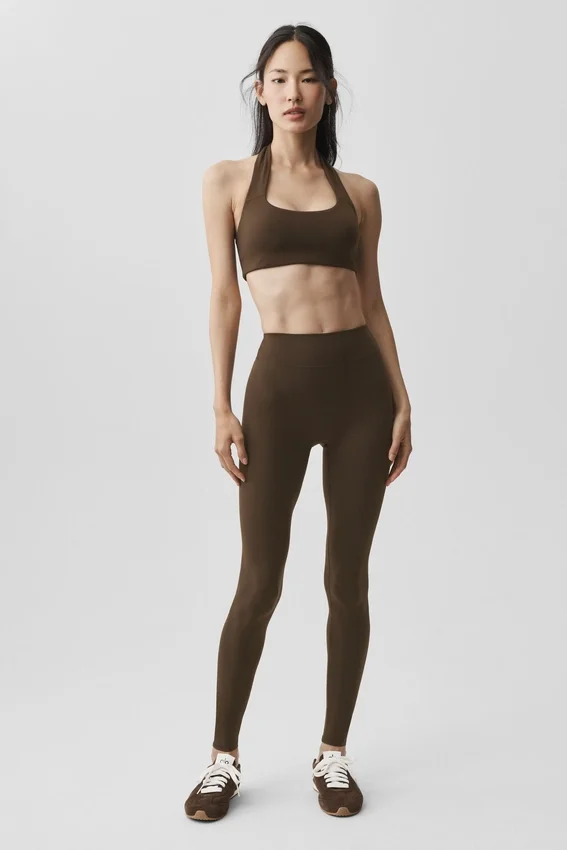 Biustonosz typu halter Alo Softsculpt Feel the Heat – kolor espresso