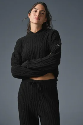 Bluza z kapturem „Winter Bliss” z dzianiny warkoczowej – czarna