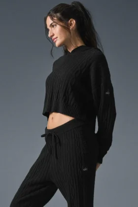 Bluza z kapturem „Winter Bliss” z dzianiny warkoczowej – czarna