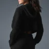 Bluza z kapturem „Winter Bliss” z dzianiny warkoczowej – czarna