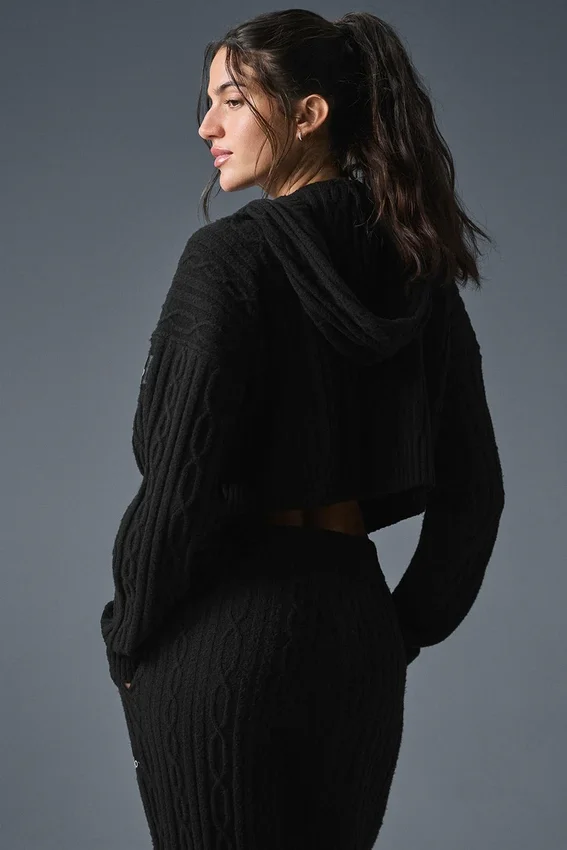 Bluza z kapturem „Winter Bliss” z dzianiny warkoczowej – czarna