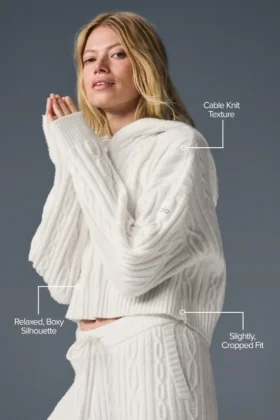Bluza z kapturem „Winter Bliss” z dzianiny warkoczowej – kolor kości słoniowej