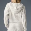 Bluza z kapturem „Winter Bliss” z dzianiny warkoczowej – kolor kości słoniowej