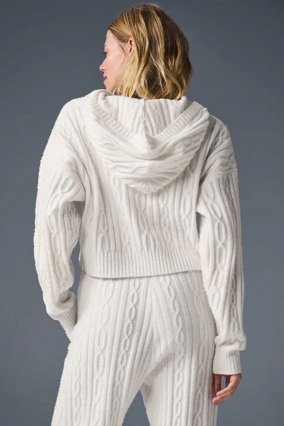 Bluza z kapturem „Winter Bliss” z dzianiny warkoczowej – kolor kości słoniowej