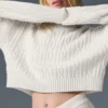 Bluza z kapturem „Winter Bliss” z dzianiny warkoczowej – kolor kości słoniowej