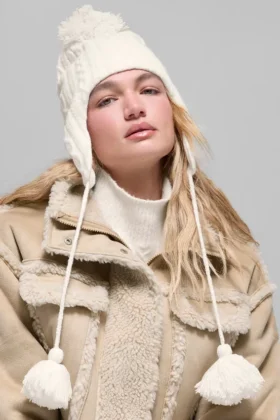 Czapka zimowa z nausznikami „Winter Bliss” z dzianiny warkoczowej – kolor kości słoniowej