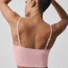 Delikatny top na ramiączkach z prążkowanej dzianiny – różowy w stylu vintage