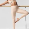 High-Waist Airlift Legging – kolor orzech makadamia