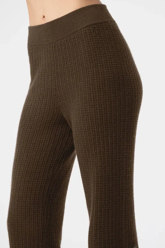 High-Waist kaszmirowe spodnie o puszystej fakturze waflowej – kolor espresso