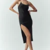 Jedwabna, lśniąca sukienka typu slip – czarna