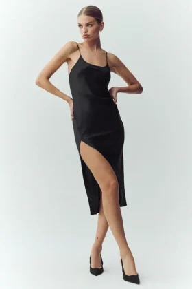 Jedwabna, lśniąca sukienka typu slip – czarna