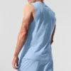 Koszulka bez rękawów Alo Vapor Muscle – kolor Seashell Blue