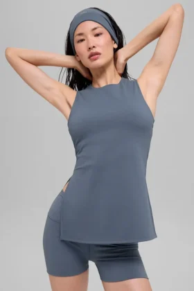 Koszulka bez rękawów z biustonoszem Alo Softsculpt Precision Full Length – kolor Bluestone
