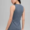 Koszulka bez rękawów z biustonoszem Alo Softsculpt Precision Full Length – kolor Bluestone