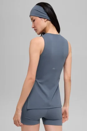 Koszulka bez rękawów z biustonoszem Alo Softsculpt Precision Full Length – kolor Bluestone