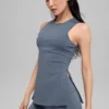 Koszulka bez rękawów z biustonoszem Alo Softsculpt Precision Full Length – kolor Bluestone