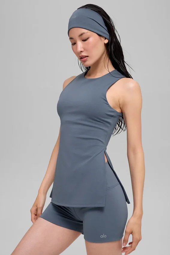 Koszulka bez rękawów z biustonoszem Alo Softsculpt Precision Full Length – kolor Bluestone