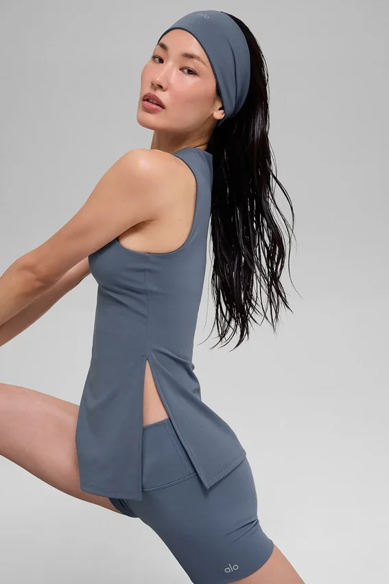 Koszulka bez rękawów z biustonoszem Alo Softsculpt Precision Full Length – kolor Bluestone
