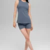 Koszulka bez rękawów z biustonoszem Alo Softsculpt Precision Full Length – kolor Bluestone