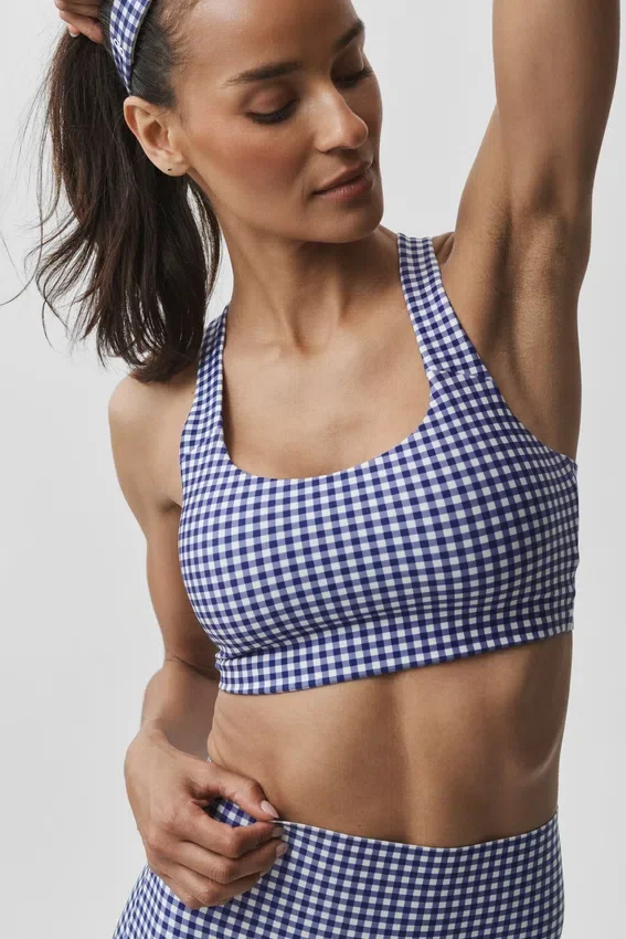 Koszulka bez rękawów z wbudowanym biustonoszem Airlift Gingham Sleek – granatowa w kratkę