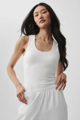 Koszulka bez rękawów z wbudowanym biustonoszem Alo Softsculpt No Nonsense – White