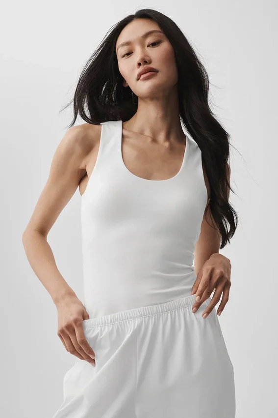 Koszulka bez rękawów z wbudowanym biustonoszem Alo Softsculpt No Nonsense – White