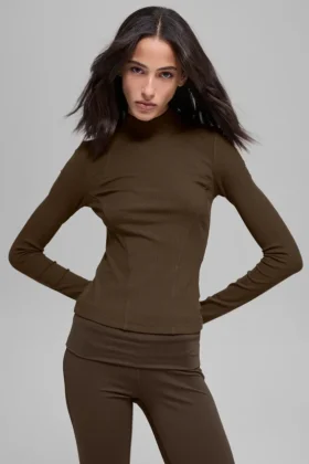 Koszulka z długim rękawem i stójką z prążkowanego materiału z serii Mesmerize – kolor Espresso