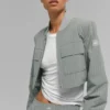 Krótka kurtka z zamkiem na całej długości „Main Character” w prążki – kolor Lunar Grey/White