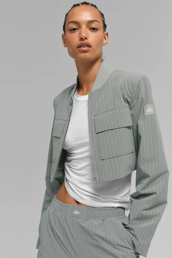 Krótka kurtka z zamkiem na całej długości „Main Character” w prążki – kolor Lunar Grey/White