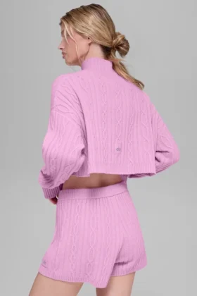 Krótki sweter z golfem i długim rękawem „Winter Bliss” w splocie warkoczowym – Candy Heart P