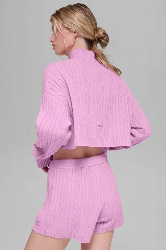 Krótki sweter z golfem i długim rękawem „Winter Bliss” w splocie warkoczowym – Candy Heart P
