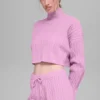 Krótki sweter z golfem i długim rękawem „Winter Bliss” w splocie warkoczowym – Candy Heart P