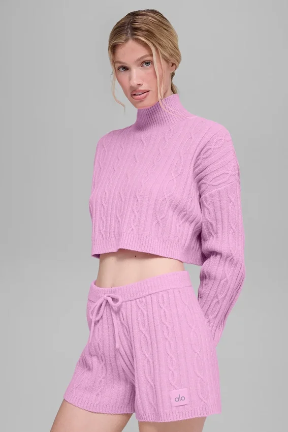 Krótki sweter z golfem i długim rękawem „Winter Bliss” w splocie warkoczowym – Candy Heart P