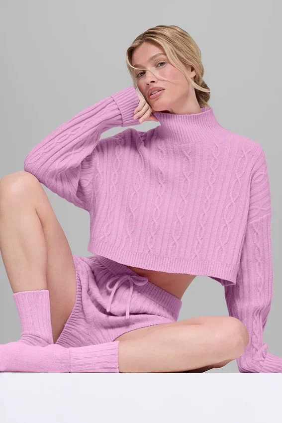 Krótki sweter z golfem i długim rękawem „Winter Bliss” w splocie warkoczowym – Candy Heart P