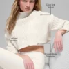 Krótki sweter z golfem i długim rękawem „Winter Bliss” z dzianiny warkoczowej – kolor kości słoniowej