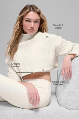 Krótki sweter z golfem i długim rękawem „Winter Bliss” z dzianiny warkoczowej – kolor kości słoniowej