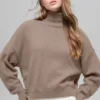 Krótki sweter z golfem New Class z wełny i kaszmiru – Chai Latte