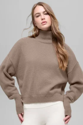 Krótki sweter z golfem New Class z wełny i kaszmiru – Chai Latte