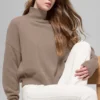 Krótki sweter z golfem New Class z wełny i kaszmiru – Chai Latte