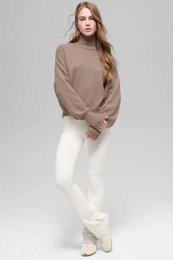 Krótki sweter z golfem New Class z wełny i kaszmiru – Chai Latte