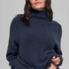 Krótki sweter z golfem New Class z wełny i kaszmiru – granatowy