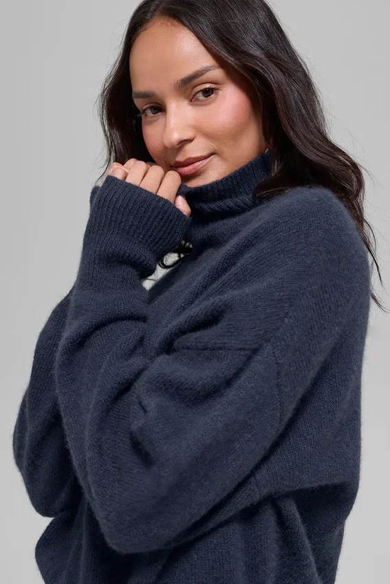 Krótki sweter z golfem New Class z wełny i kaszmiru – granatowy
