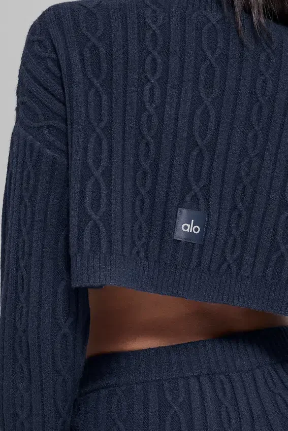 Krótki sweter z golfem „Winter Bliss” z dzianiny warkoczowej i długim rękawem – granatowy