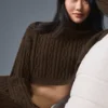 Krótki sweter z golfem „Winter Bliss” z dzianiny warkoczowej z długim rękawem – Espresso